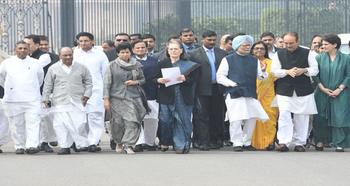 Sonia Gandhi led Congress team